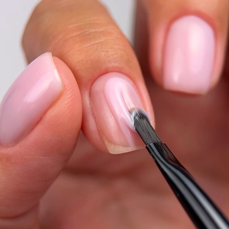 builder gelis clean nails efektui